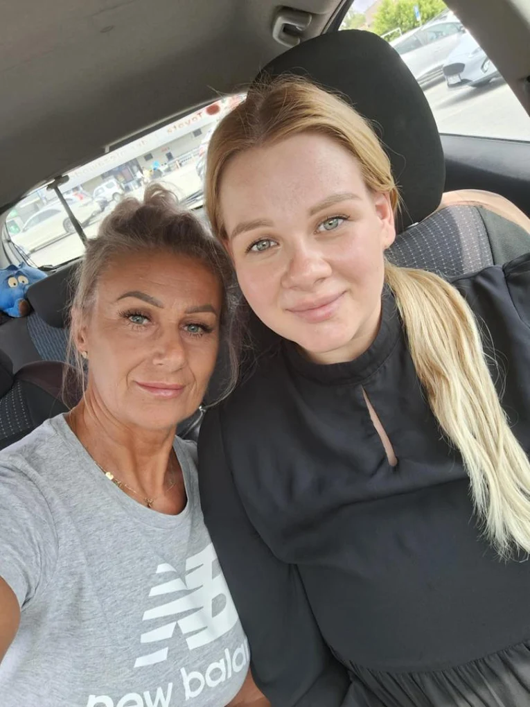 Instruktorka Gosia z zadowoloną kursantką po zdanym egzaminie